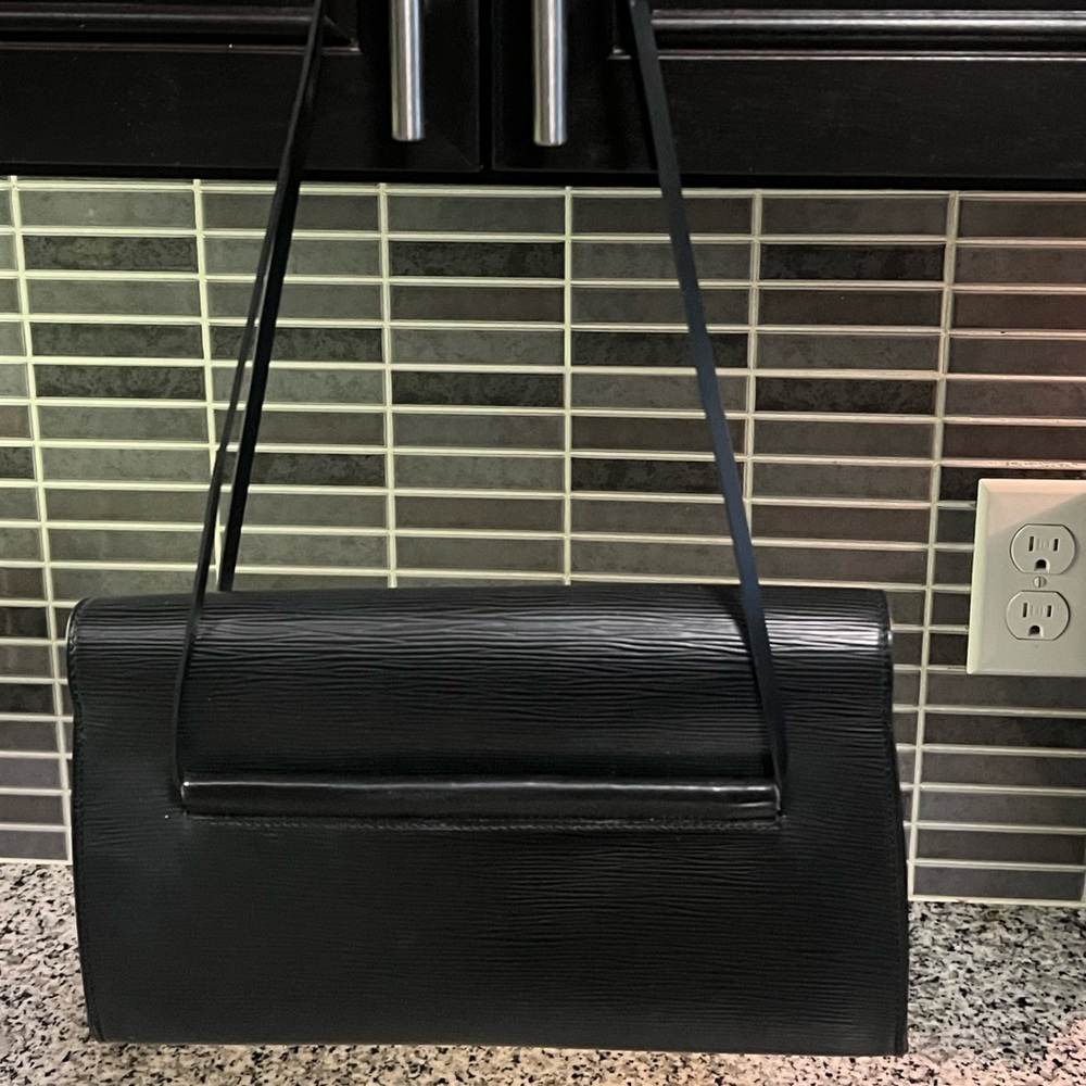 Black, leather epi-Louis Vuitton purse